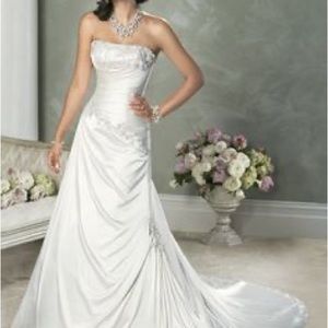Never worn wedding dress still in plastic - Maggie Sottero